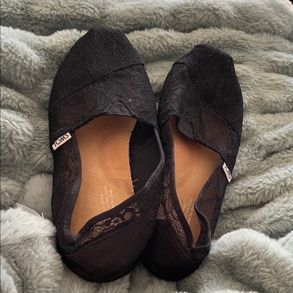 TOMS Women's Elegant Black Lace Loafers